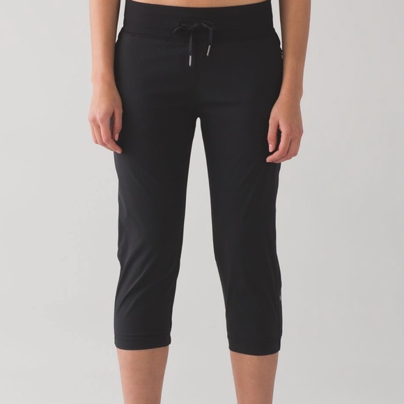 Black studio crop - Picture 8 of 8